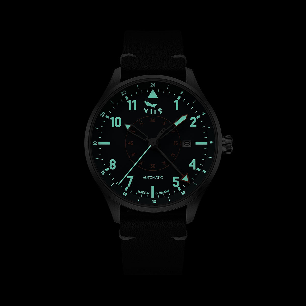 Die VIIS Flieger GMT 42 „Adriatic“ bei Dunkelheit – Zifferblatt und Zeiger leuchten kräftig dank Super-LumiNova BGW9-Beschichtung in einem klaren Blaugrün.