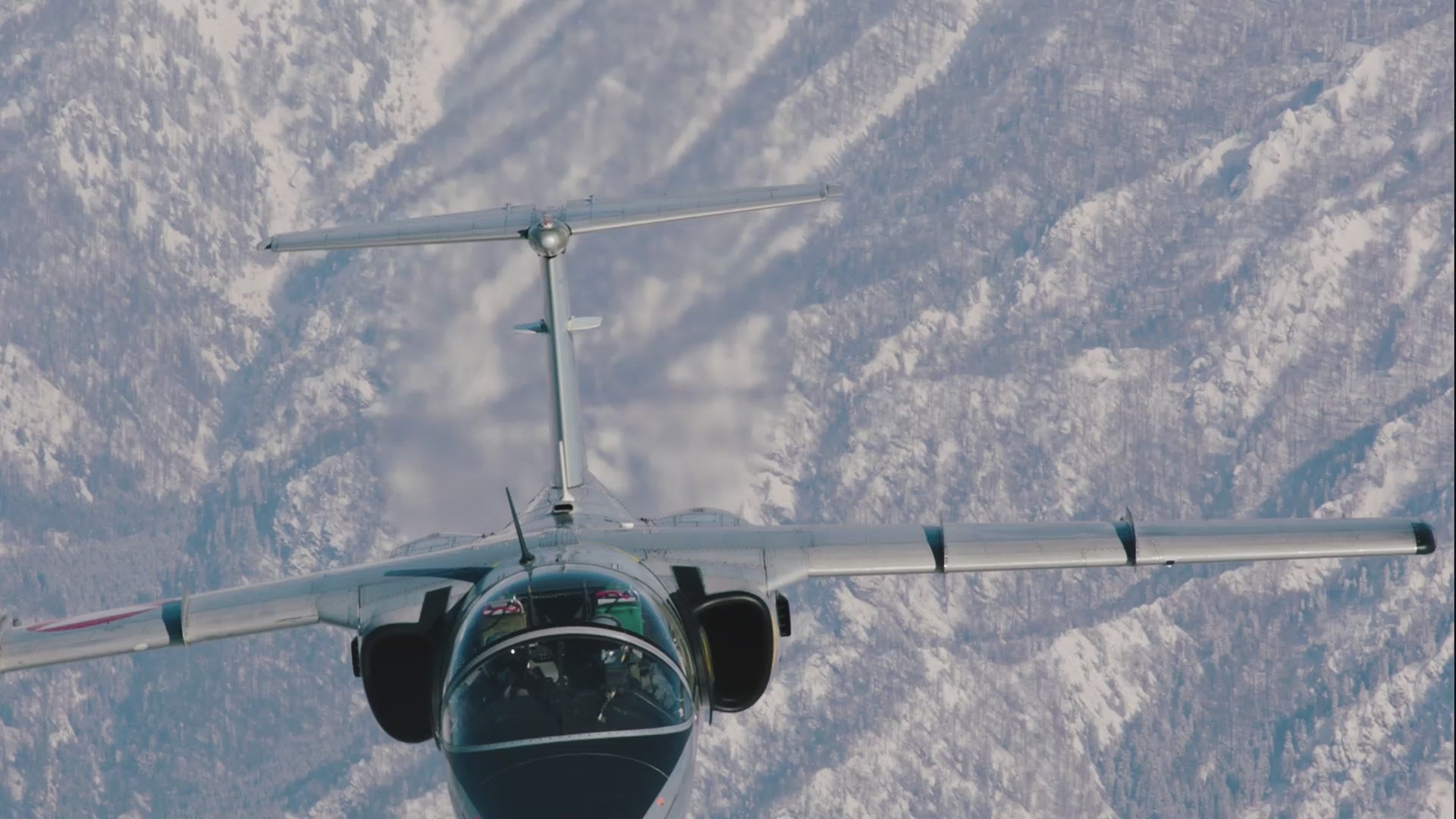 Load video: Werbevideo der VIIS Flieger GMT 42 Velebit – mit Naturaufnahmen von Bergen, Fels und einem Wanderer vermittelt es Kraft, Präzision und Abenteuerlust.